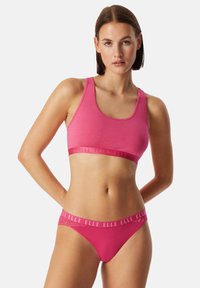 Roze katoenen sportbeha met een brede band met de tekst "ELLE" en bijpassende roze bikinislips. Soepele textuur en aansluitend ontwerp voor comfort.