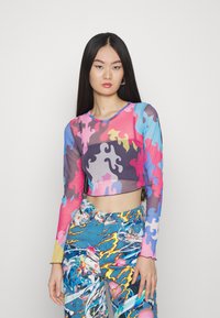 Top cropped de manga longa em malha translúcida, com um padrão abstrato multicolorido em tons de rosa, azul e roxo. Decote redondo e design justo.