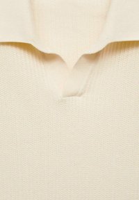Sweter w kolorze kremowym z dzianiny o prążkowanej strukturze, z dekoltem w kształcie litery V i złożonym kołnierzykiem.