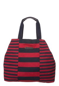 Bolso tote de lona a rayas rojas y marino con asas cortas y forma rectangular. Presenta un pequeño acento metálico de marca en la parte delantera.