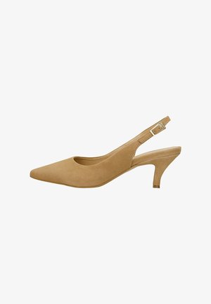 Escarpins slingback en daim beige à bout pointu, petit talon kitten et bride réglable avec boucle.