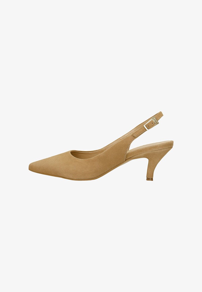 Escarpins slingback en daim beige à bout pointu, petit talon kitten et bride réglable avec boucle.