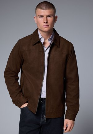 Next REGULAR FIT - Bunda z nepravej kože - brown
