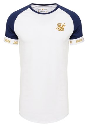 Hvid kortærmet t-shirt med marineblå ærmer, gyldent broderet logo på brystet og "SIKSILK" tekst på ærmekanterne.