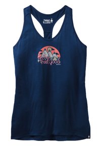 Canotta blu navy con design racerback. Presenta una grafica di montagne e la scritta "Go Far Feel Good" nei colori rosa e verde.
