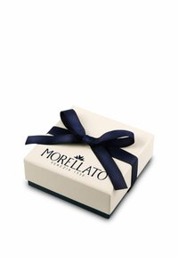 Scatola regalo bianca con fondo blu scuro, presenta un nastro navy annodato a fiocco e un logo stampato; superficie liscia con una leggera lucentezza.