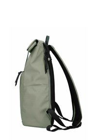 Sac à dos à rabat en matériau durable vert clair avec des accents noirs, présentant un motif de triangle texturé et des bretelles rembourrées réglables.