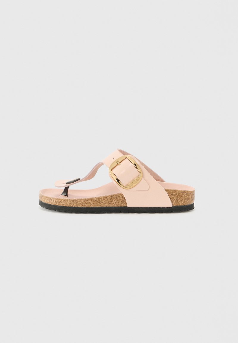 Flip-flop sandal med rosa syntetisk overdel, gullspenne, korkfotseng og svart gummisåle. Sømløst design, minimalistisk stil.