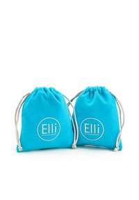 Dva mala, tirkizna platnena torbica na vezivanje s srebrnim dijelovima i bijelim okruglim logom koji glasi "Elli by Julie & Grace." Meka tekstura.