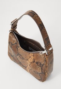 Borsa Python stampa nei toni del marrone, con un design curvo, manico superiore e una cerniera argento con una fodera interna a contrasto.