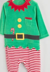 Grøn fleece nissekostume med rød krave, gule knapper og lommer. Rød- og hvidstribede bukser. Har zigzag- kant og pebermynte-stang detaljer.