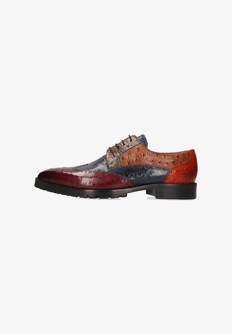 Zapato de cordones de cuero multicolor para hombre con diseño de puntera alada y suela de goma negra, con paneles rojos, azules, marrones y naranjas.