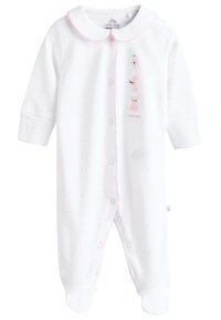 Body blanc pour bébé avec un col rose et une fermeture à boutons, présentant une texture douce et une broderie décorative d'ours. De petits motifs de cœurs roses ornent le tissu.