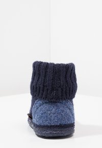 Filzige wollen slofboot in donkerblauw met ribbelgebreide boorden, ronde vorm, gestructureerd oppervlak en rubberen zool.