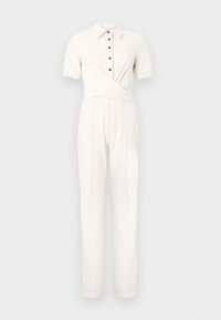 Mono blanco con mangas cortas, cuello, botones negros en la parte delantera y detalle de estilo cruzado en la cintura, pantalones de pierna recta.
