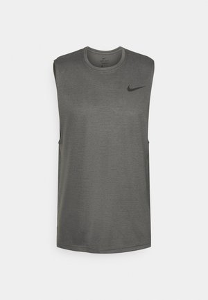 Miesten hihaton harmaa urheilu paita, joka on valmistettu hengittävästä kankaasta. Sisältää pyöreän kaula-aukon ja pienen mustan Nike-logon rintamalla.