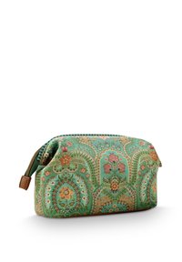 Groene toilettas met een patroon van bloemen en paisley-ontwerpen. Voorzien van een ritsluiting en een bruine leren accent. Rechthoekige vorm, zachte textuur.
