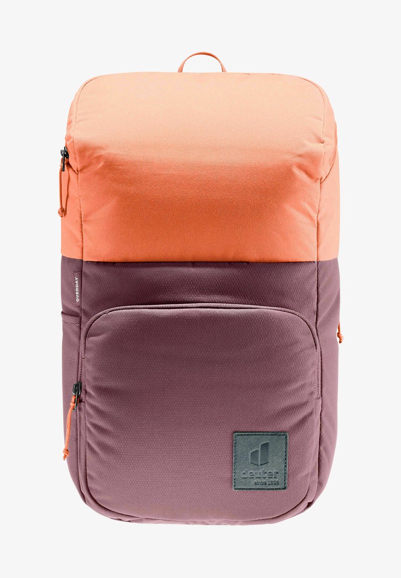 Rucksack mit einem oberen Abschnitt in Orange und einem unteren Abschnitt in Dunkelviolett. Verfügt über eine vordere Reißverschlusstasche und ein Etikett im unteren Bereich.