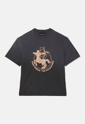 DROPPED SHOULDER ROCK BAND ZODIAC SAGITTARIUS - Μπλουζάκι με στάμπα - black