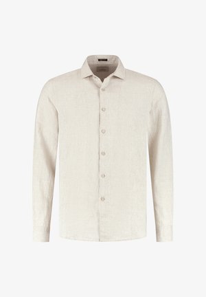 Camicia beige a maniche lunghe con bottoni, colletto appuntito e tessuto strutturato, mostrata su sfondo bianco uniforme.