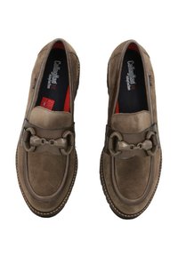Mocasines de ante marrón con suela de goma, que presentan un acento de cadena decorativa y costuras de contraste a lo largo de los bordes.