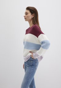 Strickpullover mit horizontale Streifen in Maroon, Weiß, Hellblau und Lavendel, locker geschnitten mit geripptem Kragen und Ärmeln.