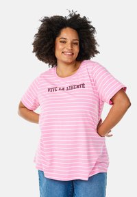 Roze gestreepte t-shirt met korte mouwen, met de tekst "VIVE LA LIBERTÉ" in donkere letters over de borst. Zachte stof.