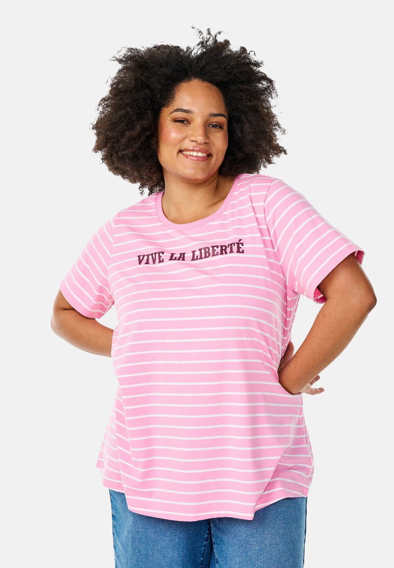 Roze gestreepte t-shirt met korte mouwen, met de tekst "VIVE LA LIBERTÉ" in donkere letters over de borst. Zachte stof.