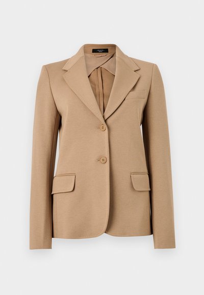 Μπεζ γυναικείο σακάκι με ρεπούμπλικες, δύο μπροστινά κουμπιά, τσέπες με καπάκια και θηλυκή τσέπη στο στήθος, παρουσιάζεται σε απλό φόντο.