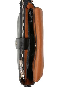 Czarna i brązowa torebka wykonana z syntetycznej skóry. Posiada zamek błyskawiczny, złote okucia oraz przestronną, niepodszewkowaną wnętrze.