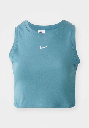 Top scurt, fără mâneci, din material ribat cu o nuanță de albastru deschis, având un logo Nike alb pe piept și o gât rotund.