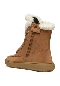 Botas de tobillo de ante marrón con forro de piel sintética blanca, cremallera lateral y cordones decorativos. Suela de goma texturizada para un mejor agarre.