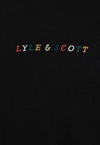 Tessuto nero con la scritta ricamata "LYLE & SCOTT" in lettere multicolori: rosso, verde, giallo, bianco e blu. Il testo è centrato e ben visibile.