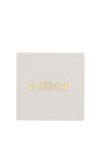 Scatola quadrata in ceramica di un rosa tenue, con la parola "amor" in rilievo oro sul fronte. Texture liscia con un design minimalista.
