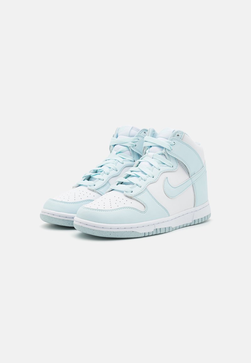 Sneakers alta Nike in bianco e azzurro chiaro. Caratterizzati da materiali in pelle e sintetico, punta perforata, lacci e suola in gomma testurizzata.