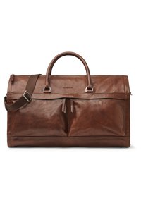 Sac de voyage en cuir brun avec une texture lisse, doubles poignées, bandoulière amovible et poche zippée à l'avant. Présente des accents en métal.