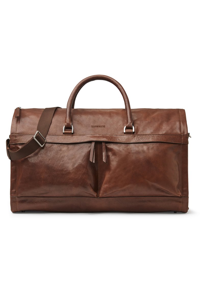 Sac de voyage en cuir brun avec une texture lisse, doubles poignées, bandoulière amovible et poche zippée à l'avant. Présente des accents en métal.