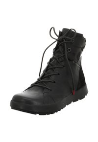 Zwarte mid-top boot met een glad leren bovenwerk, ronde neus, zwarte veters en textuuraccenten aan de zijkanten. Rode details bij de zool.