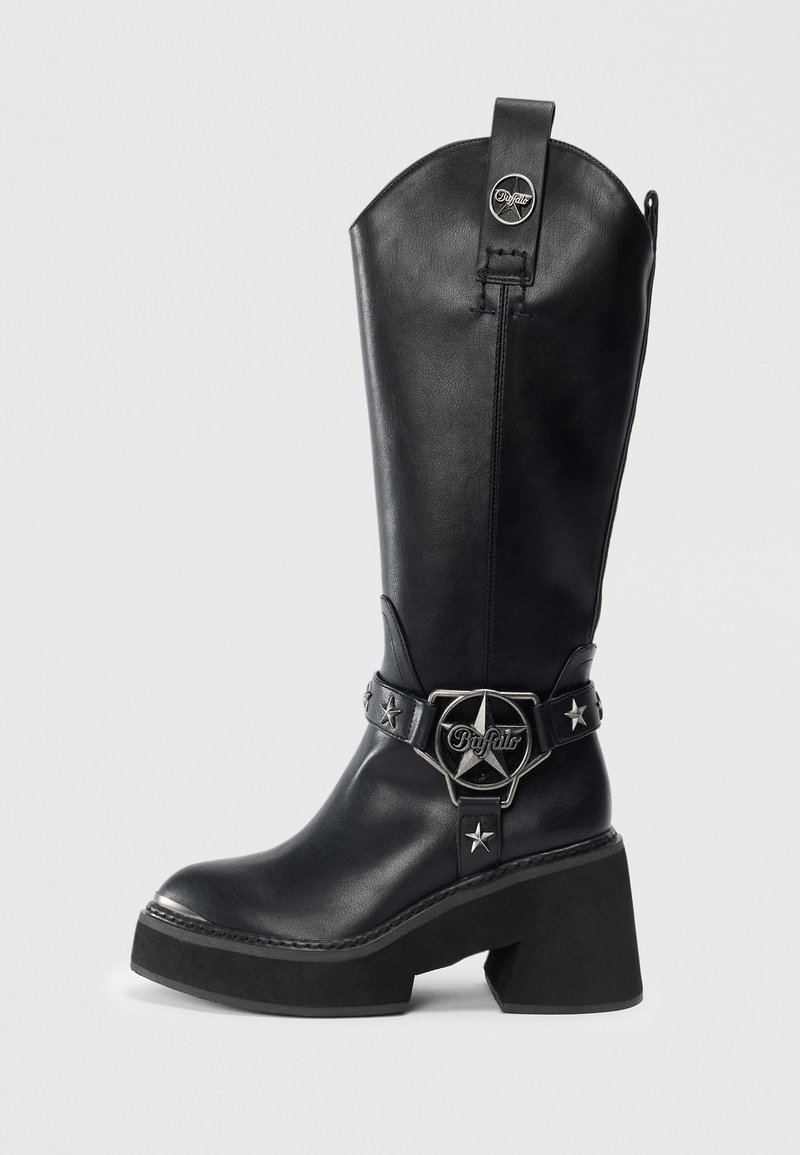 Melnas ādas kovboju zābaki ar vidukļa augstumu, masīlu papēdi, sudraba zvaigžņu akcentiem un jostu sprādzi ar zvaigznes dizainu.