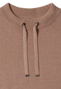 Pull marron en tricot avec col rond côtelé et deux cordons suspendus passant à travers des œillets métalliques.