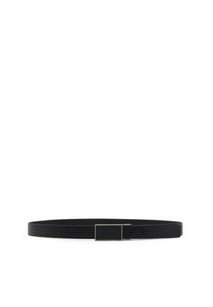 Cintura in pelle nera con fibbia rettangolare in metallo nero, caratterizzata da una sottile trama orizzontale, mostrata su sfondo bianco.