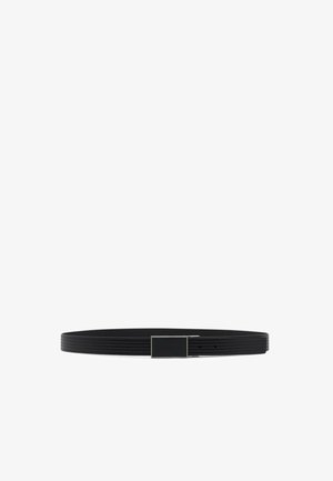 Sort læderbælte med en rektangulær sort metalspænde, der har en diskret vandret tekstur, vist mod en hvid baggrund.