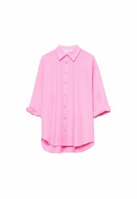Camisa de color rosa con cuello, fabricada con un tejido ligero, presenta un cierre frontal con botones, mangas enrolladas y un dobladillo curvado para un ajuste relajado.