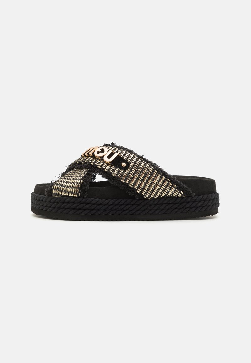 Sandales à plateforme noires avec des brides en tissu tissé présentant un bord effiloché. Comprend un détail de logo métallique et une semelle style jute tressé.