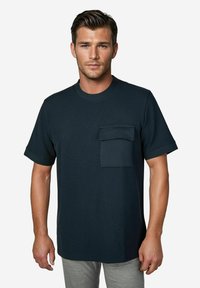 Navyblauw T-shirt met korte mouwen van een gestructureerde stof en een borstzakje. Heeft een klassieke ronde hals en een ontspannen pasvorm.