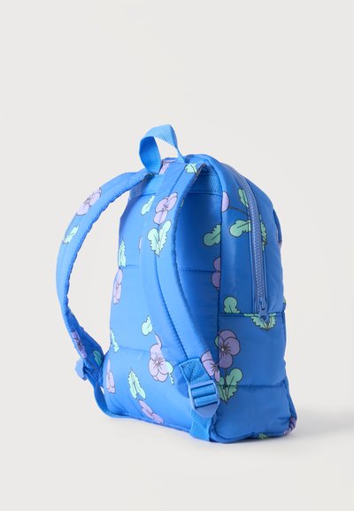 Petit sac à dos bleu rembourré avec des bretelles réglables et un motif floral de fleurs violettes et de feuilles vertes.