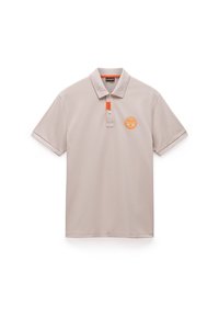 Beige polo shirt med klassisk krave, med en orange detalje på placket og et cirkulært logo på venstre bryst. Glat tekstur.