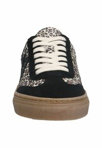 Des baskets en suède noir avec une tige en imprimé léopard, dotées de lacets crème, d'une semelle en caoutchouc texturé et de détails de couture élaborés.
