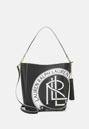 Sac seau en cuir noir avec logo "Lauren Ralph Lauren" blanc, ferrures dorées, bandoulière amovible et accent pompon noir.