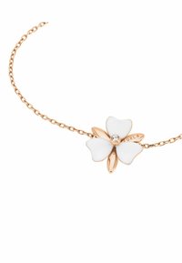 Collar de cadena en tono dorado con un colgante de flor blanca que presenta un cristal central y acentos en forma de pétalo. Textura suave, diseño elegante.